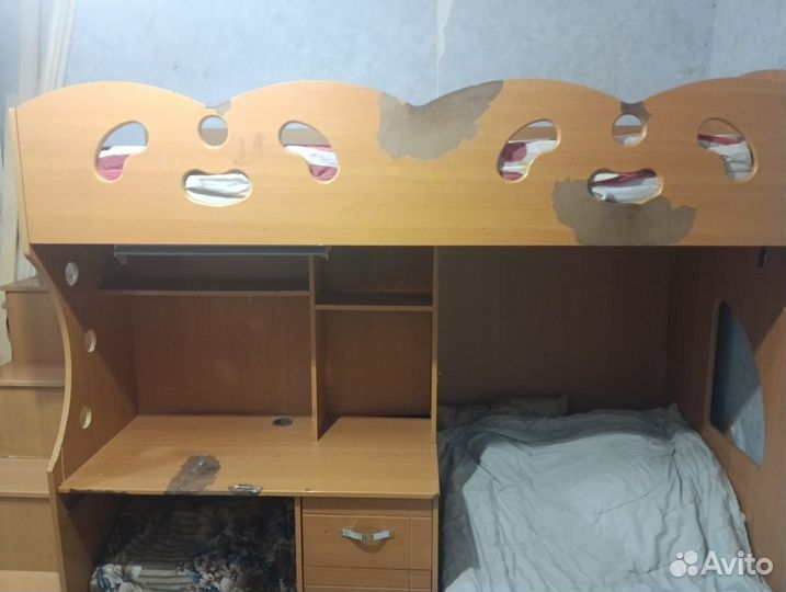 Детский уголок с 2-мя кроватями и столом