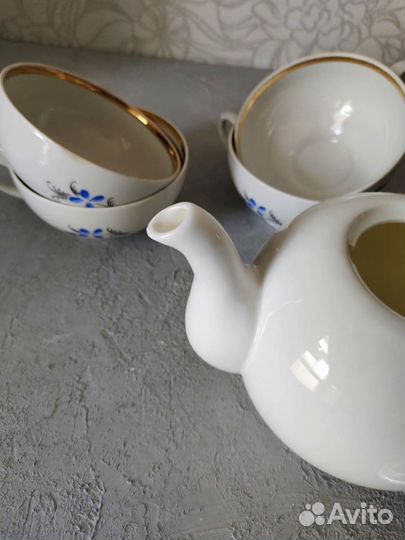 Заварочный чайник и чашки