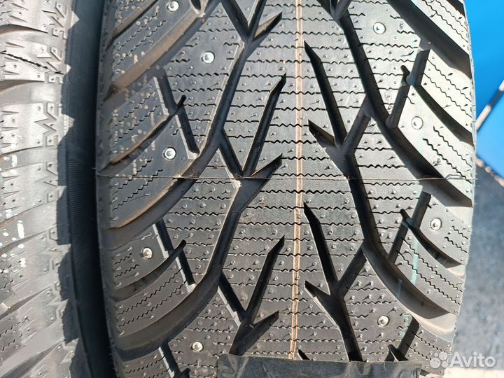 Royal Black Royal Stud 215/65 R16 102T