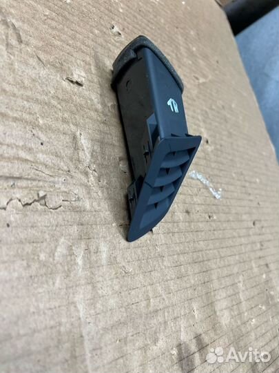 Правый дефлектор воздуховода в торпедуToyota LC200