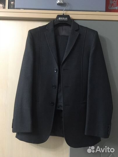 Продается школьный костюм