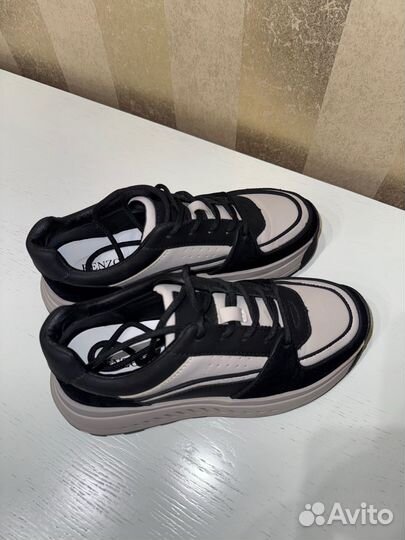 Кроссовки женские