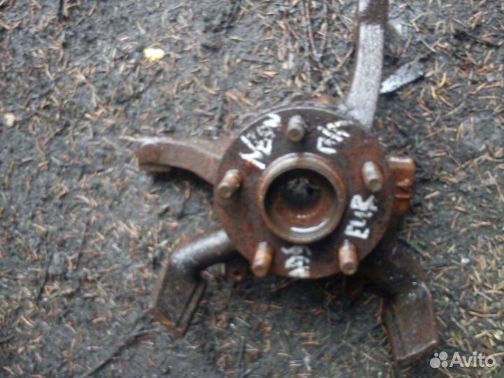Кулак поворотный левый на Крайслер Неон 2004 год