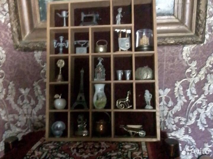 Коллекционная полочка с фигурками