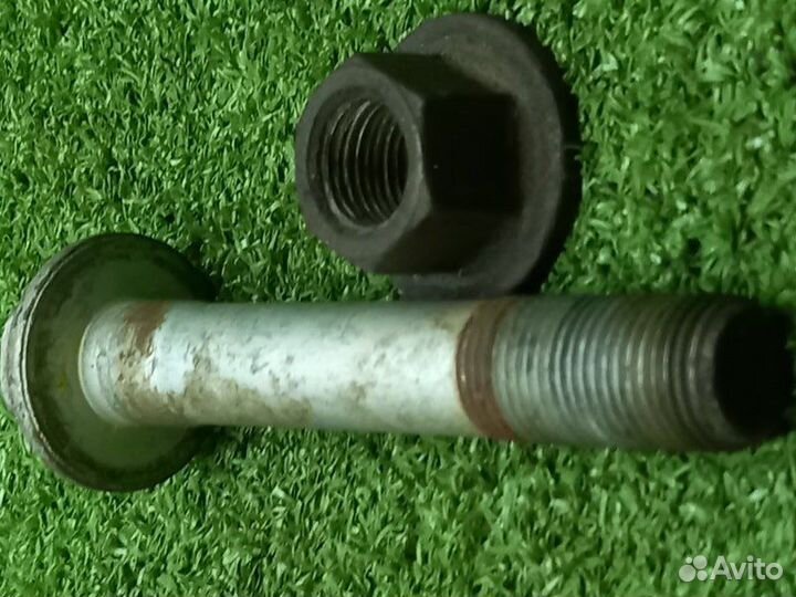 Болт подвески правый Land Rover Range Rover L322