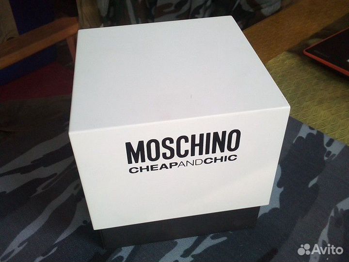 Часы moschino