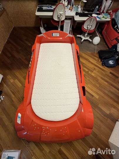 Детская кровать в виде машины