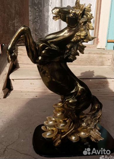 Статуэтка конь