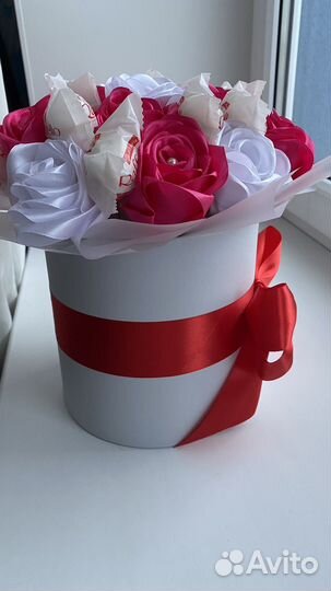 Букет роз из атласных лент и конфет Raffaello