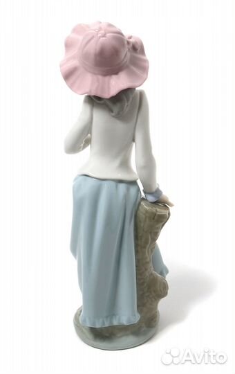 Фарфоровая фигура Девочка с голубем. NAO by Lladro