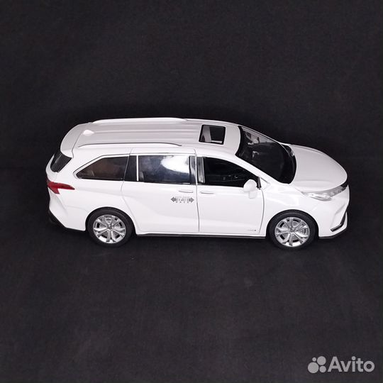 Машина металлическая toyota Sienna