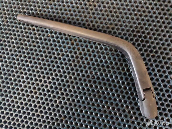 Поводок стеклоочистителя задний Toyota Vitz