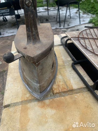 Старинный угольный утюг 