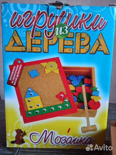 Деревянная мозаика с молотком и гвоздями