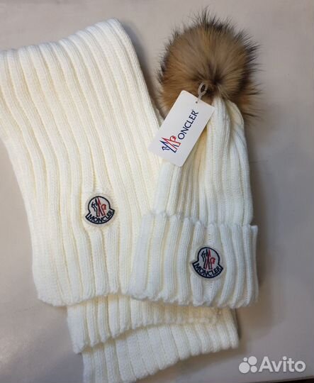 Шапка белая M.O.N.C L.E.R