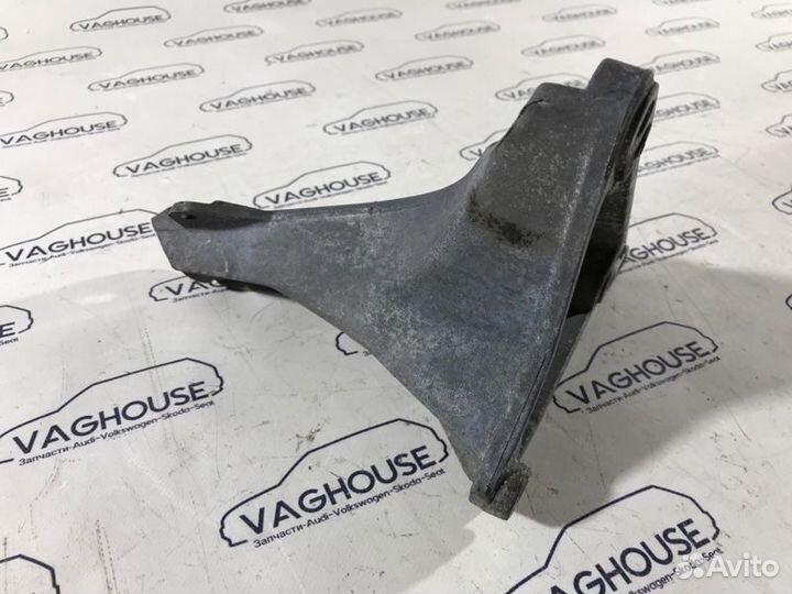 Кронштейн двигателя правый Volkswagen Passat B5