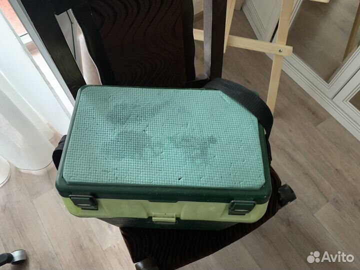 Рыболовный ящик, удочки и сумочка с блеснами