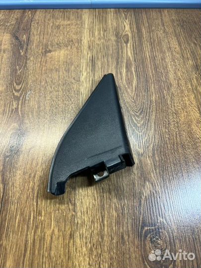 Уголок двери передний правый Nissan Primera P11