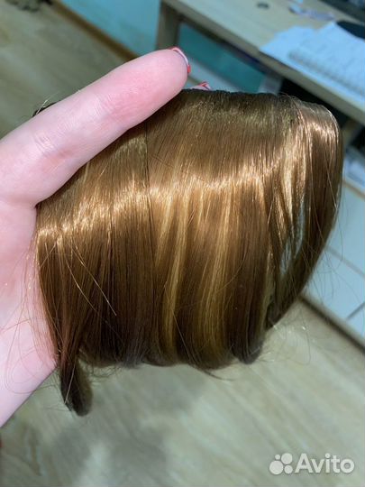 Волосы на заколках. Челка