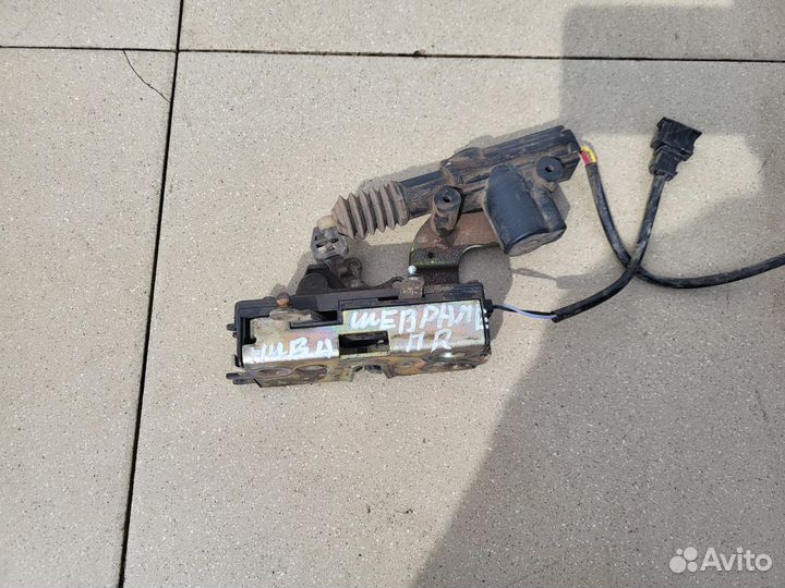Замок двери передний правый Chevrolet Нива