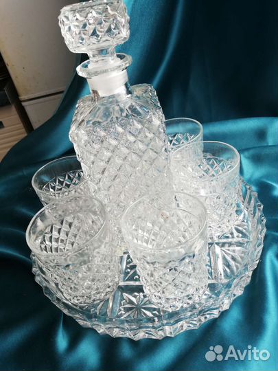 Графины с рюмками, стаканами и с гербом РФ