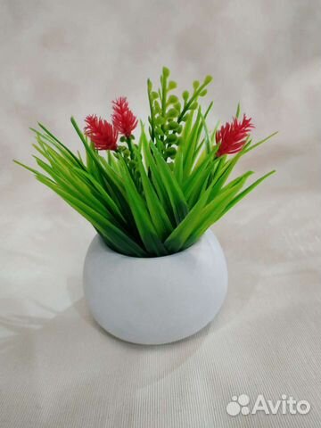 Гипсовое кашпо с зеленью, букет цветов