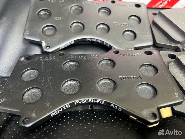 Колодки тормозные передние Toyota Land Cruiser 200