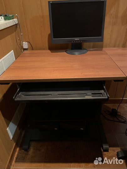 Стол офисный угловой с тумбой