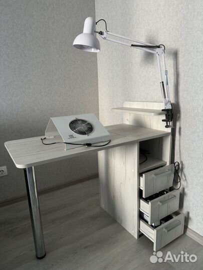 Маникюрный стол