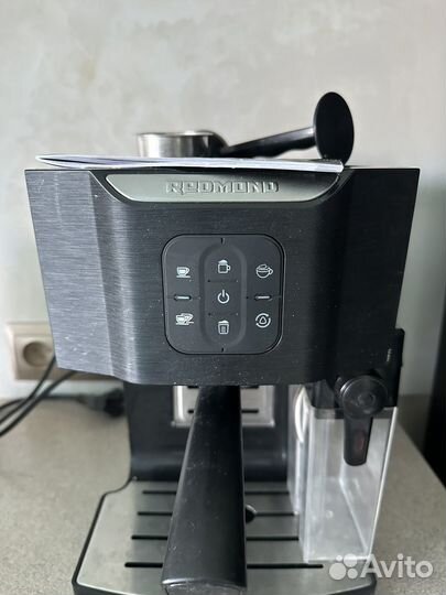 Кофеварка рожковая Redmond RCM-1512