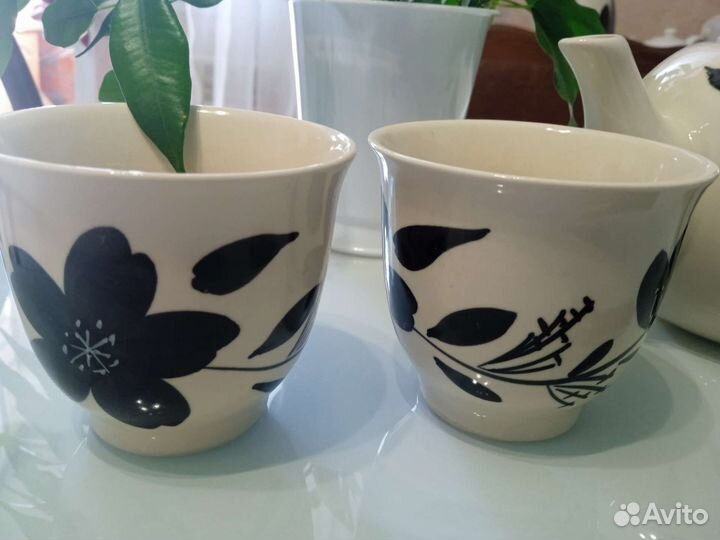 Заварочный чайник и две кружки