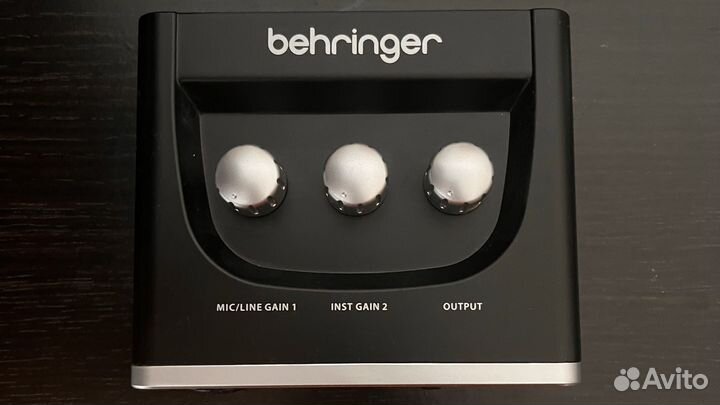 Внешняя Звуковая карта behringer UM2