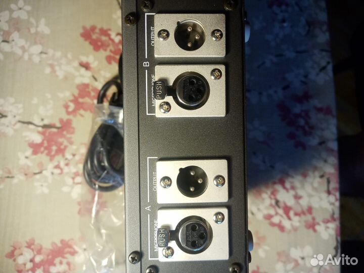 Источник фантомного питания для микрофонов Shure