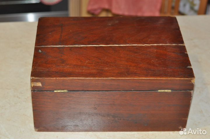 Старинная антикварная шкатулка из красного дерева