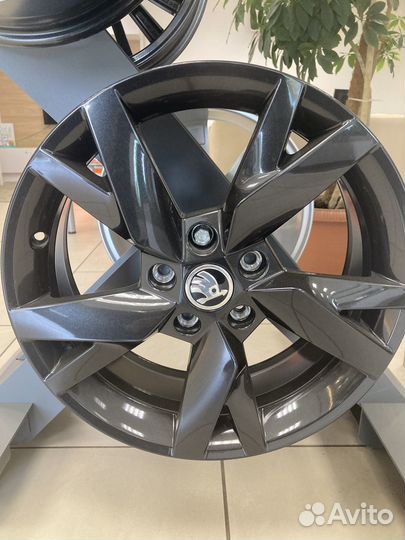 Диск легкосплавный 6.5J x 17 Lyra black Черный