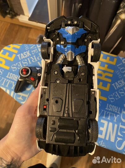 Машина-робот, на пульте