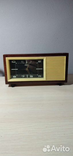 Часы настольные будильник 