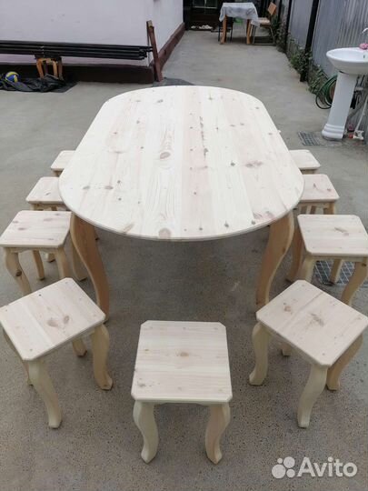 Стол табуретками