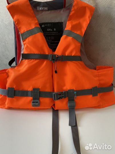 Спасательный жилет и очки для плавания