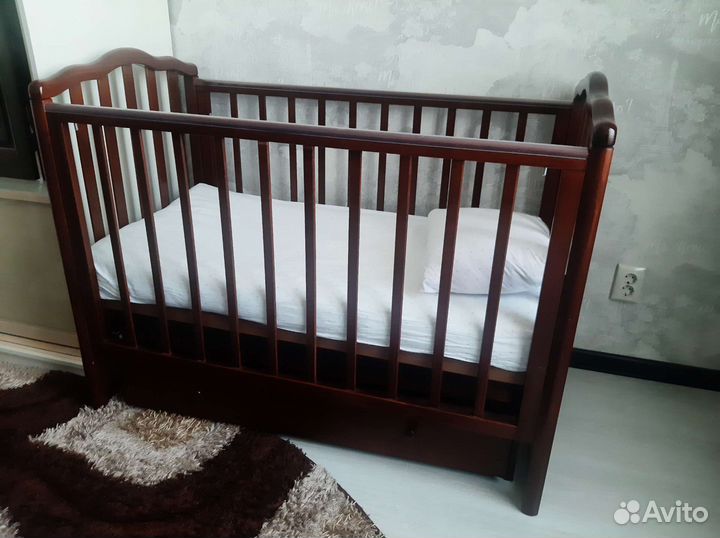 Детская кроватка с маятником и ящиком