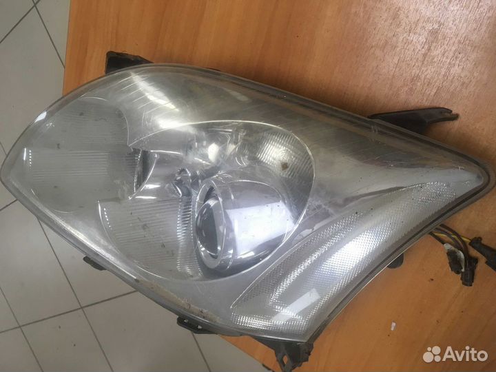 Фара левая Toyota Avensis T250