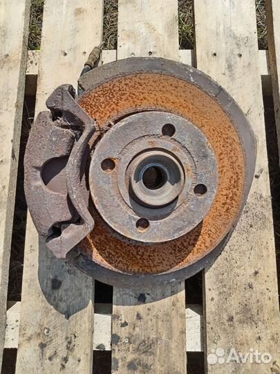 Кулак поворотный левый на ауди 80 б3 1.8л