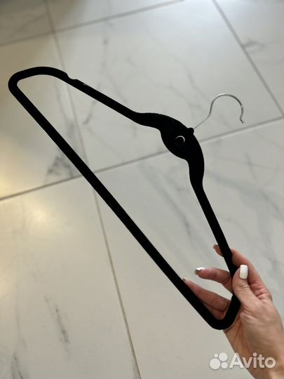 Вешалки черные одинаковые