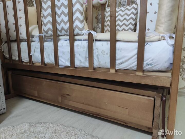 Детская кроватка с маятником и ящиком