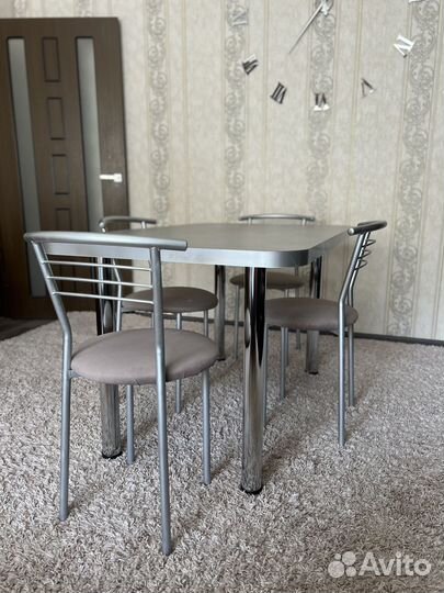 Стол со стульями для кухни