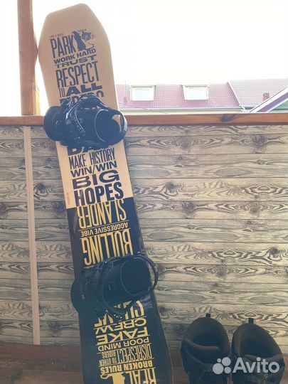 Сноуборд с креплениями и ботинками