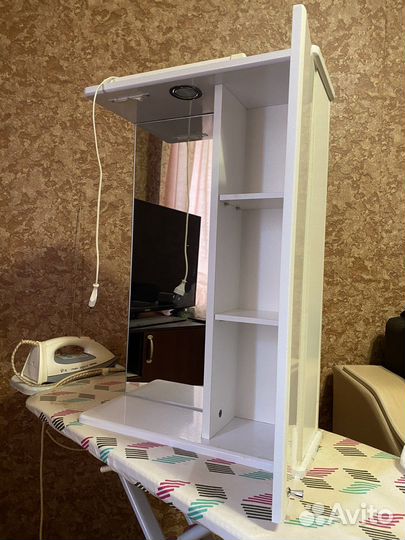 Полка в ванную с зеркалом