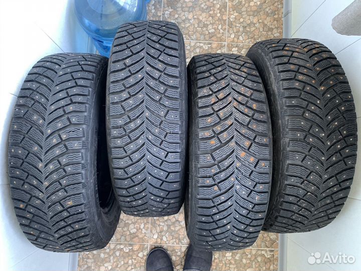Michelin X-Ice North 4 215/65 R16