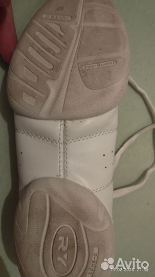 Кроссовки спортивные