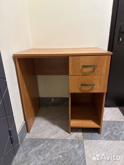 Стол офисный, в хорошем состоянии